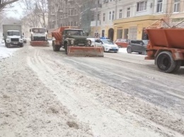 Одесские «копы» помогают разбирать снежные завалы в центре (ВИДЕО, ФОТО)