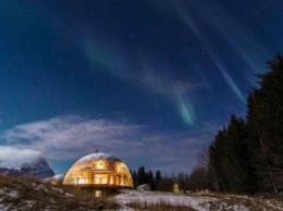 В Арктике семья с 4 детьми построила и живет в самодостаточном саманном доме под стеклянным куполом