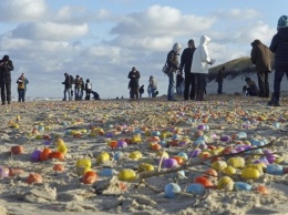 Пляж в Германии усыпало русскими киндер-сюпризами