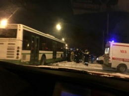 Снегоуборочная машина и автобус попали в ДТП на востоке Москвы
