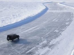 Спешат на помощь: запорожские спасатели вытаскивали грузовики изо льда