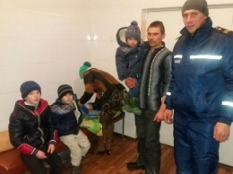 Ночью на Николаевщине машина с 4 маленькими детьми застряла в снежных сугробах (ФОТО)
