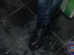 В Одессе пьяный иностранец отобрал у продавца обувь, чтобы не замерзнуть