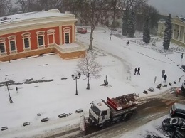 Снегоуборочный грузовик застрял возле одесской мэрии (ВИДЕО)