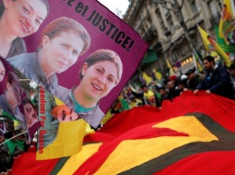 В Париже курды вышли на многотысячный митинг протеста