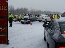 Снегопад стал причиной столкновения более 100 машин неподалеку от Торонто