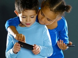 При увлечении смартфонами дети получают синдром «сухого глаза»? Ученые