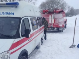 Машина скорой помощи застряла в снегу в Черниговской области