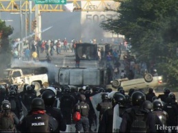 Протесты в Мексике: пикап врезался в строй полицейских