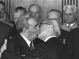 Приколы про политиков: "Поцелуйчики и обнимашечки" мировых лидеров