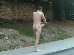 Во Львове прямо посреди улицы бегает голый мужчина с иконой
