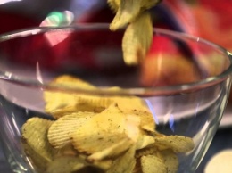 Ученые выяснили, почему детям нельзя есть чипсы