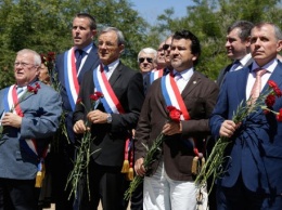 Референдум стал основой мирной жизни в Крыму - французский депутат