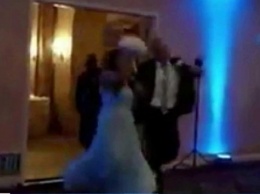 Мужчина на свадьбе нокаутировал невесту, делая сальто (ВИДЕО)