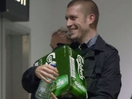 В аэропорту Лондона клиентам дарили ящики пива