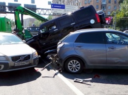 В Москве на Варшавском шоссе Hummer разбил 4 автомобиля
