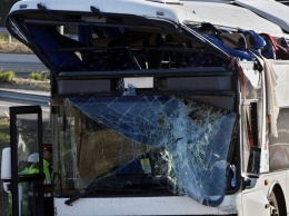 Во Франции туристическому двухэтажному автобусу снесло крышу