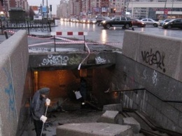 В Санкт-Петербурге Ford рухнул в подземный переход