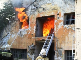 В Севастополе перекрыли дорогу из-за серьезного пожара на заброшенных складах (ФОТО)