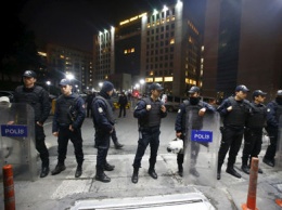 В Стамбуле протестующие застрелили полицейского