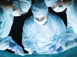 Хирурги нашли на яичнике 16-летней пациентки опухоль с мозгом и волосами