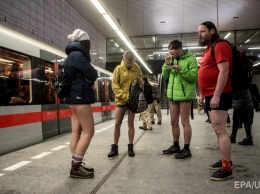 Участники всемирного флешмоба проехались в метро без штанов