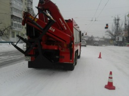 В Киеве из снежного заноса освободили троллейбус