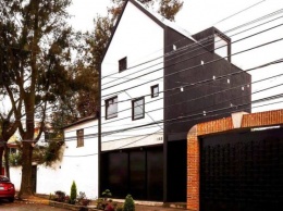 Оптимизация ограниченного пространства: дом, построенный на участке всего в 10,7 кв. метров