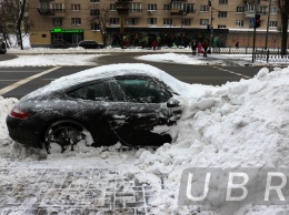 Снегоуборочная техника "закопала" в Киеве дорогой автомобиль