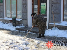 Сегодня утром херсонцы первым делом взялись за лопаты