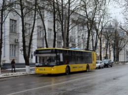 На всех остановках Сум обещают установить графики движения троллейбусов и автобусов