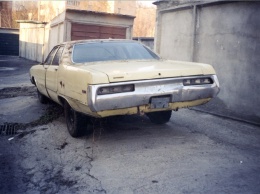 Печальное зрелище: заброшенный Chrysler 1970-х годов возле украинских гаражей