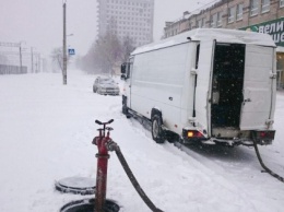 В центре Киева глава РГА собственноручно задержал преступников, которые незаконно откачивали столичную воду