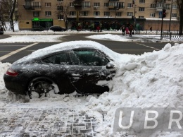 В Киеве обнаружили Porsche 911 под снежным сугробом