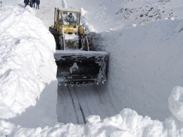 В снежном перемете под Евпаторией застряли два автобуса и три машины