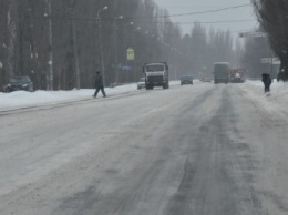Черниговские власти уверяют, что чистят дороги от снега круглосуточно. Черниговцы не верят