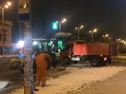 Без передышки: коммунальщики чистят запорожские улицы от снега