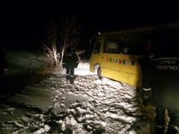 В Запорожской обл. в снегу застрял школьный автобус