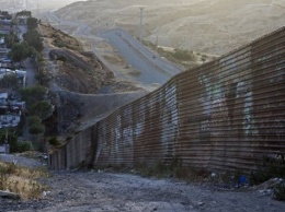 Мексика готова повысить безопасность границ, но стену строить не будет - президент