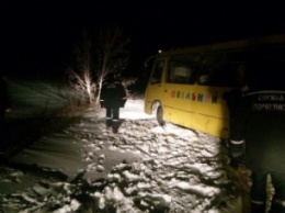 Спасатели из снежного заноса доставали автобус с детьми