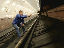 Что делать при падении на рельсы в метро. Инструкция, которая спасет жизни!