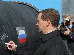 Медведев пообещал снять Россию с нефтяной иглы