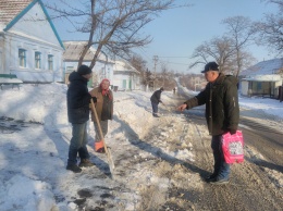 Детсаду в Матвеевке помогли убрать снег и оштрафовали тех, кто сбрасывает его на проезжую часть