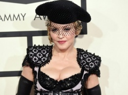 Мадонна показала фанатам, что находится у нее в трусах