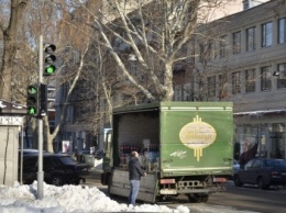 В Одессе грузовики возле магазинов осложнили ситуацию на дорогах (ФОТО)
