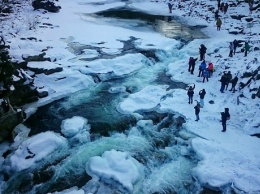 В Яремче замерз крупнейший водопад Украины