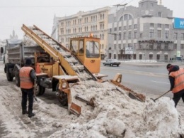 Харьковские коммунальщики занимаются расчисткой центральных улиц города