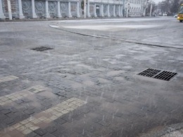 На Театральной площади Евпатории «разъехалась» плитка (ФОТОФАКТ)