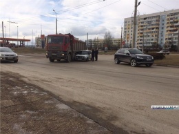 В Керчи под грузовик со стройматериалами влетела иномарка