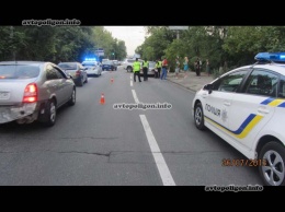 В Киеве в ДТП с Toyota Land Cruiser и Mercedes-200 травмирована 15-летняя девочка. ФОТО